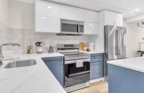 Weehawken Apartment | NYC VIEWS mins to downtown, parks, shop & Parking!