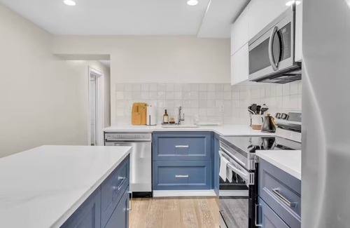 Weehawken Apartment | NYC VIEWS mins to downtown, parks, shop & Parking!