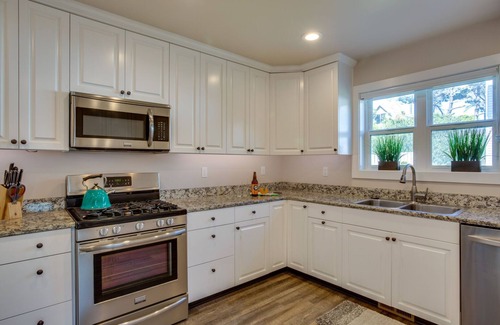 Newport House | Nye Beach, Hot tub, Dog friendly, Hip Decor, Walk to Beach!