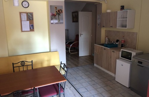 Sagvar House | Nyugodt mégis város központi vendéház! Balatontól 6km-re.