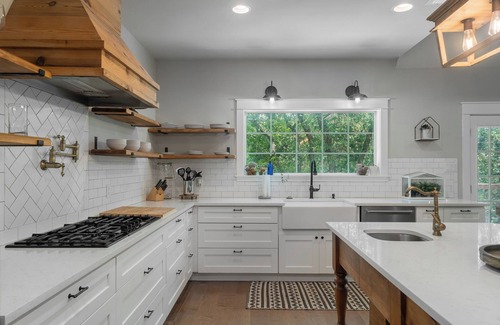 Cross Roads House | Oak Bluff, Cozy Spacious Retreat with Farmhouse Charm