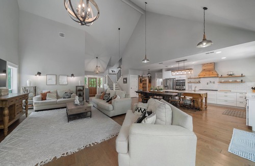 Cross Roads House | Oak Bluff, Cozy Spacious Retreat with Farmhouse Charm