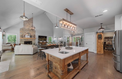 Cross Roads House | Oak Bluff, Cozy Spacious Retreat with Farmhouse Charm