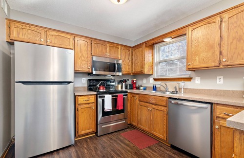 Raymore House | Oak Haven: 3 King Beds + 1 Queen Bed Fast Wi-Fi + FREE Parking - Sleeps 8 People