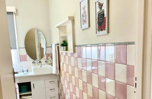 Bell Park House | OAK'S BrkFast, WiFi,Fetch,Walk2Pizza,Coffee,Liquor