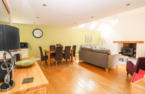 Crostwick Cottage | OAK TREE LODGE, family friendly, luxury holiday cottage in Crostwick