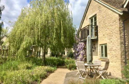 Cirencester House | Oakleigh Cottage - lakes, spa, pools, sports, nature reserve