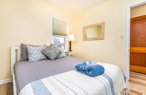 Dubuque House | Oaklie's Bungalow - Charming Home in Dubuque