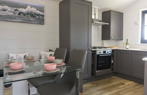 Combpyne Cottage | OAKWOOD 2 @ PINEWOOD RETREAT, family friendly in Lyme Regis