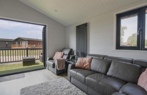 Combpyne House | Oakwood 2 Pinewood Retreat