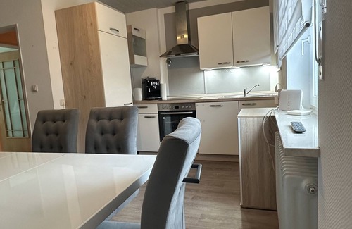Untermeitingen Apartment | Oase mit Parkplatz, Kaffeeautomat, Balkon und Küche