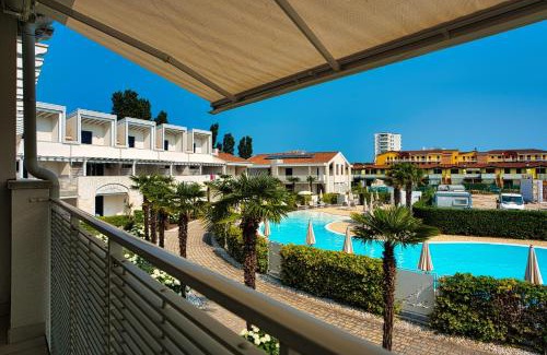 Eraclea Mare Apartment | Oasi moderna con piscina a due passi dal mare