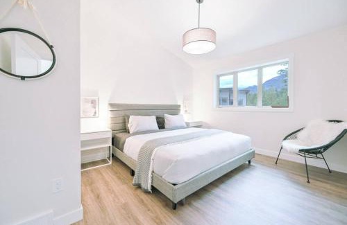 East Kootenay House | Oasis Getaway, Mins to Lake, King Bed, Dbl Garage