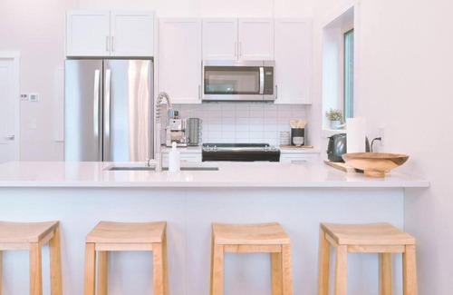East Kootenay House | Oasis Getaway, Mins to Lake, King Bed, Dbl Garage