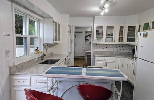 South End House | Oasis in the Hill: 3 Story Home w/Yoga room & Panoramic Lake & Mountain Views