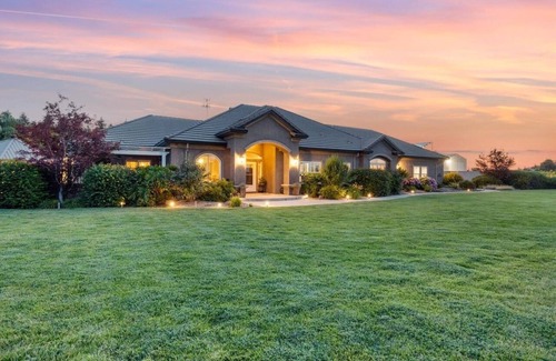 Victor House | Oasis on the vine - Custom Luxury home with Resort Amenities, 1800sqft Game Room