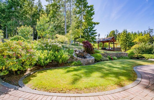 Regional District of Nanaimo House | Ocean and mountain view rooms