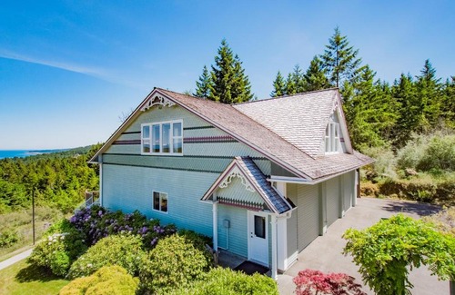 Regional District of Nanaimo House | Ocean and mountain view rooms