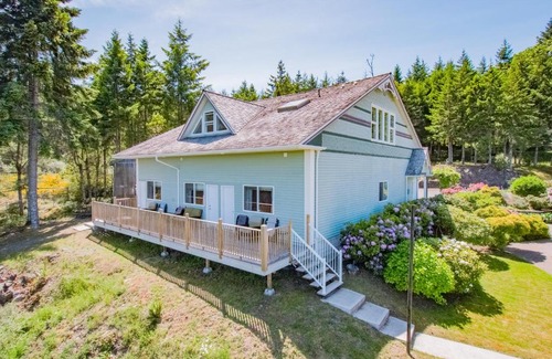 Regional District of Nanaimo House | Ocean and mountain view rooms