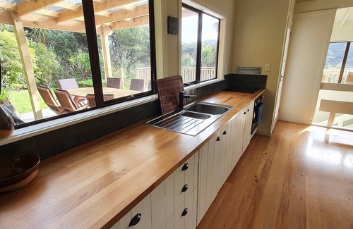 Mangawhai Heads House | Ocean Beach Retreat - Great views, sun, privacy, wifi, walk to the surf beach/estuary.