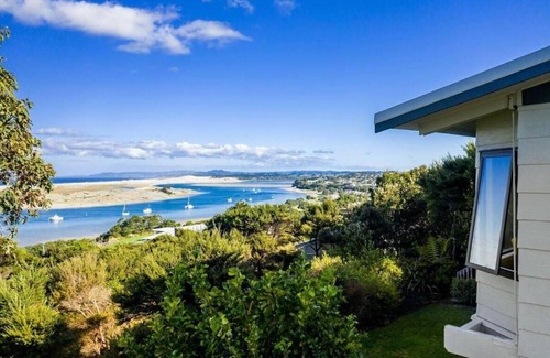 Mangawhai Heads House | Ocean Beach Retreat - Great views, sun, privacy, wifi, walk to the surf beach/estuary.