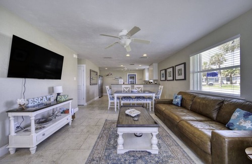 O'byrne Apartment | Ocean Breeze Beach Bungalow