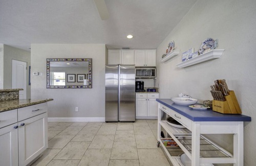 O'byrne Apartment | Ocean Breeze Beach Bungalow