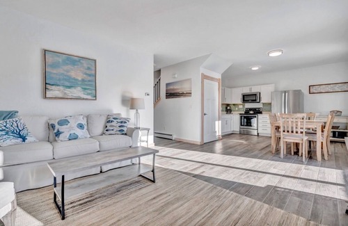 Owls Head House | Ocean Breeze East Wind – Walk to Beach, Sleeps 6
