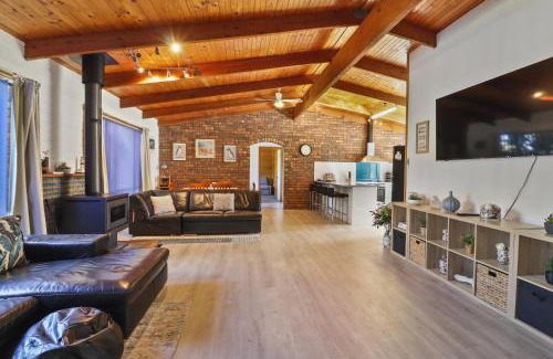 Scamander House | Ocean Breeze - Sleeps 12 - Pet Friendly