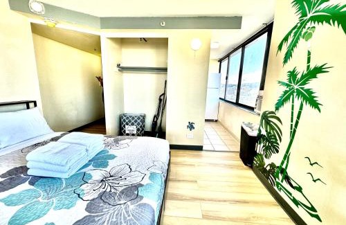 Waikiki Apartment | Ocean Canal Mountain View Steps from Waikiki Beach 6person