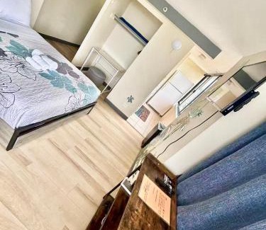 Waikiki Apartment | Ocean Canal Mountain View Steps from Waikiki Beach 6person