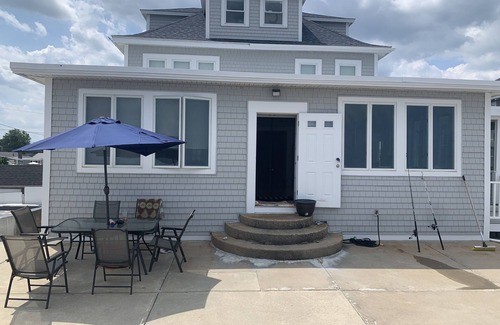 Minot House | Ocean Front! 2 minute walk to beach!