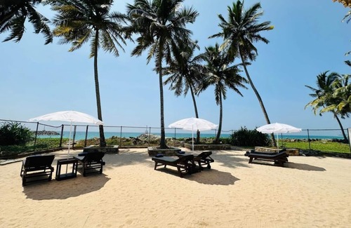 Hikkaduwa Villa | Ocean Front 3-bedroom Cozy Villa with AC, WiFi