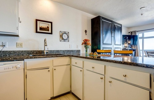 Newport Condo | Ocean Front Condo! Nye Beach! Walk to Everything!