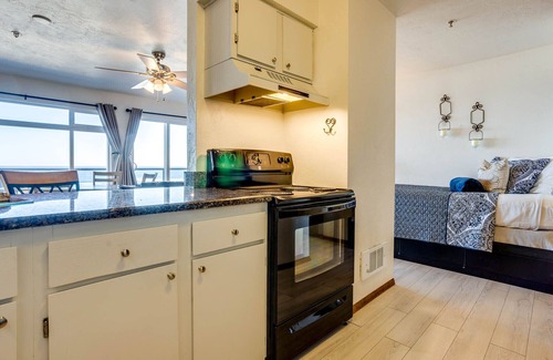 Newport Condo | Ocean Front Condo! Nye Beach! Walk to Everything!