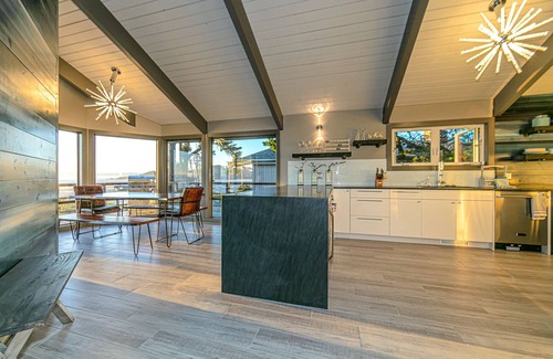 Newport House | Ocean Front Luxury-Best Views-Private beach access- Stunningly renovated