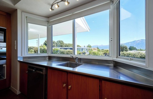 Kaikoura House | Ocean & Mountain Views | Spacious Home