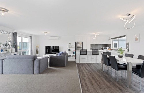 Surf Beach House | Ocean Pearl by Ready Set Stay - 10 min Walk to the Beach, BBQ
