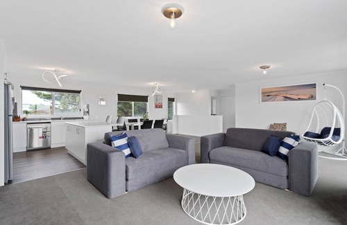 Surf Beach House | Ocean Pearl by Ready Set Stay - 10 min Walk to the Beach, BBQ