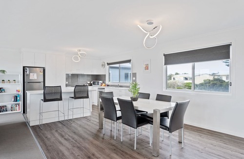 Surf Beach House | Ocean Pearl by Ready Set Stay - 10 min Walk to the Beach, BBQ