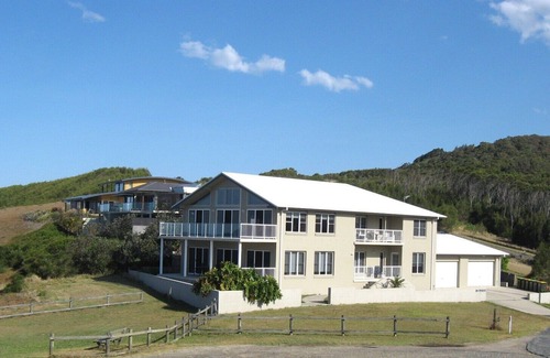 Scotts Head Villa | Ocean's Delight - Overlooking the ocean