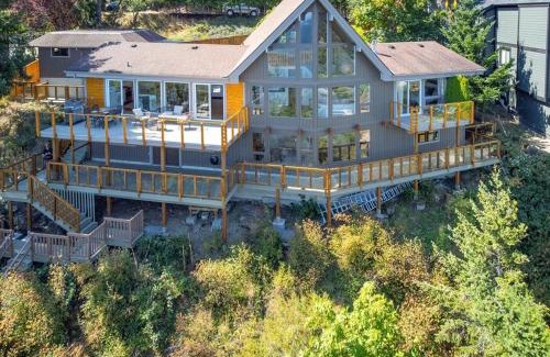 Regional District of Nanaimo House | Ocean's Embrace Suite