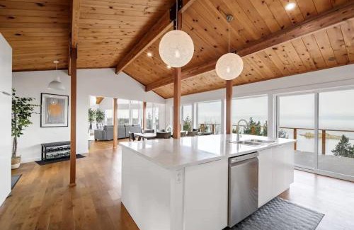 Regional District of Nanaimo House | Ocean's Embrace Suite