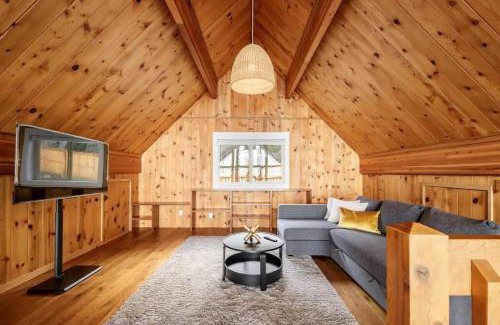 Regional District of Nanaimo House | Ocean's Embrace Suite