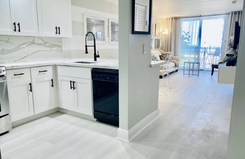 Miami Beach Condo | Ocean View 1Br 1.5Ba Stylish Beach Condo + Parking