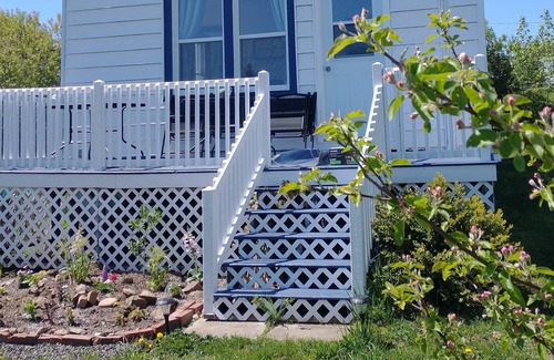 Seal Cove Cottage | Ocean view 3 bdrm cottage near Seal Cove Beach. Full kitchen, sleeps 6.