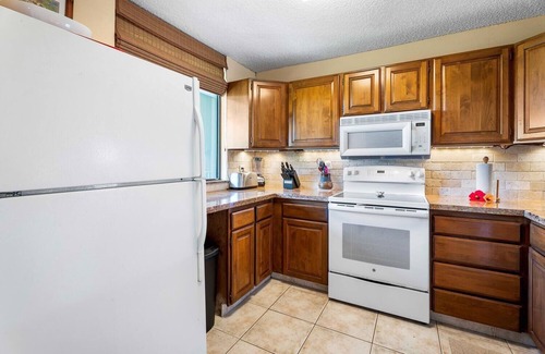 Kahaluu Bay Condo | Ocean View Condo! Across from White Sands Beach! Remodeled bathroom showers!