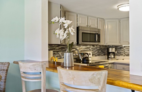 Kahaluu Bay Condo | Ocean-View Condo at White Sands Village #216, Steps From Magic Sands Beach!