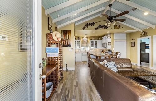 Crystal Beach House | Ocean View~Elevator~PetFriendly~Games~Beach Access
