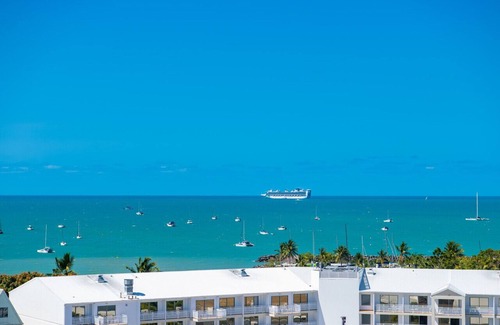 Airlie Beach Apartment | Ocean view family friendly walking distance to town WI-FI